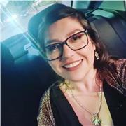 Profesora de Educación diferencial realiza apoyo a estudiantes de enseñanza básica